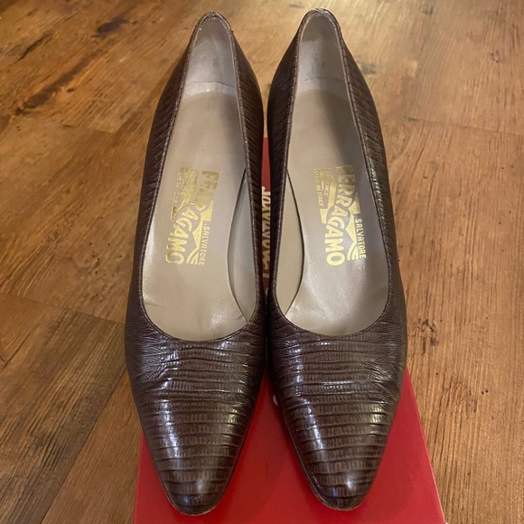 Salvatore Ferragamo alligator embossed brown leather heeled pump - Picture 4 of 7